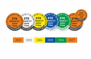 STK § 11 Prüfplaketten Ø 25 mit wechselnden Jahresfarben